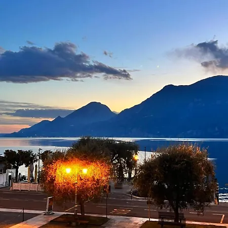 Absentia 1763 Garda Boutique Home - Lake Front Brenzone sul Garda Exterior photo